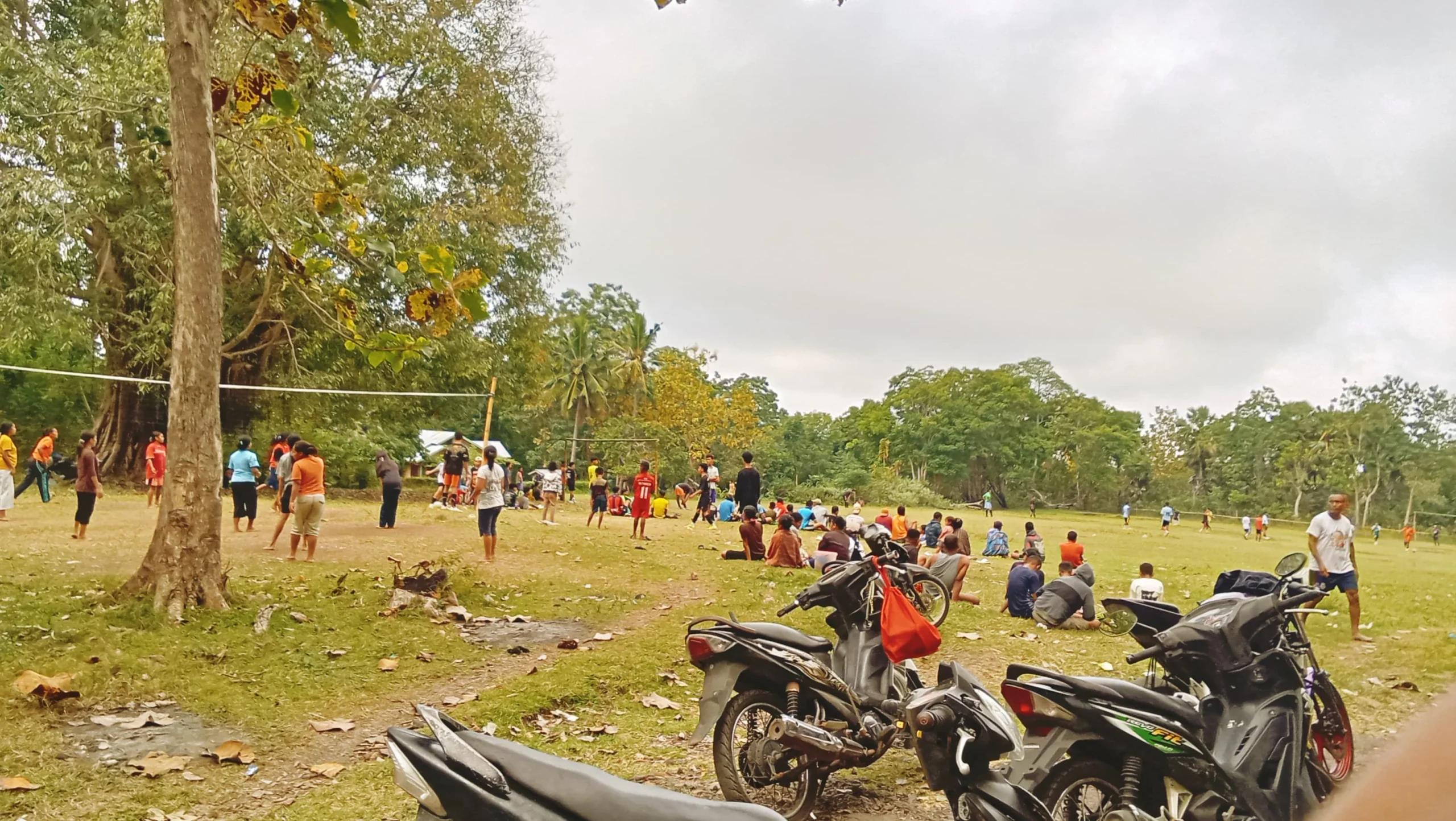 Laga persahabatan bola voly dan sepak bola yang mempertemukan empat kampung di Desa Rana Kolong, Kec. Kota Komba, Kab. Manggarai Timur, yakni kampung Kopalando, Bete, Bonggirita, dan kampung Munde, berlangsung meriah di Lapangan Kopalando pada Minggu (6/7/2025). Kegiatan ini menjadi ajang mempererat kebersamaan warga sekaligus memperkuat tali persaudaraan antar kampung. Sore hari yang begitu indah dipinggir lapangan hijau dikelilingi oleh penggemar sepak bola dan bola voly dari berbagai usia dengan antusias menyaksikan pertandingan yang sedang berlangsung. Sorak-sorai penonton dan tepuk tangan meriah mengiringi setiap pertandingan yang berlangsung seru namun tetap menjunjung tinggi sportivitas. Adrianus Moi, salah satu warga kopalando menyampaikan bahwa, kegiatan ini bukan hanya sekadar ajang olahraga, melainkan momentum yang sangat berharga untuk mengikat tali persaudaraan serta membangun rasa kebersamaan. “Yang terpenting bukan soal menang atau kalah, tetapi bagaimana kita bisa berkumpul dan mempererat hubungan sebagai satu keluarga besar,” ujarnya. Selain menjadi hiburan bagi masyarakat, kegiatan ini juga memberi dampak positif bagi pelaku usaha kecil. Sejumlah pedagang lokal turut meramaikan suasana dengan menjajakan makanan dan minuman di sekitar lapangan, sehingga menambah semarak acara. Para pemain dari masing-masing kampung menunjukkan sikap saling menghargai sepanjang pertandingan. Semangat solidaritas dan kebersamaan tampak jelas, menciptakan suasana yang hangat dan penuh keakraban. Melalui kegiatan ini, masyarakat berharap laga persahabatan serupa dapat terus dilaksanakan secara rutin sebagai sarana mempererat persaudaraan dan membangun semangat persatuan di tengah kehidupan bermasyarakat. Jurnalis: Teridius Balang